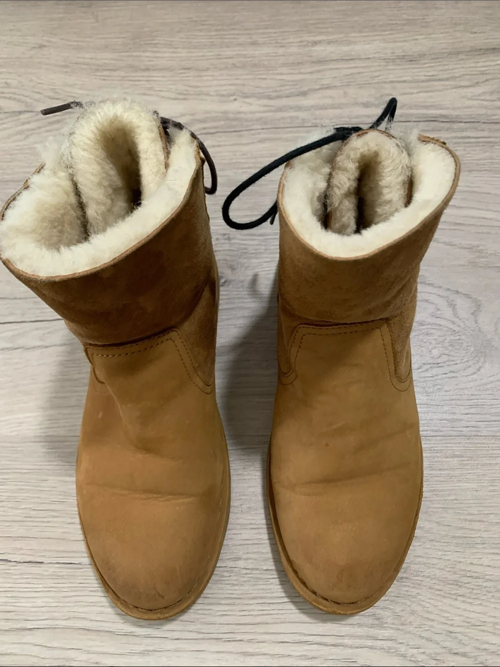 UGG Women's Naiyah boots Chestnut/Tan Shearling-Lined size 8